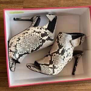 Vince Camuto Anglessi Snake Print Leather Heel Dress Sandals size 7.5 with box